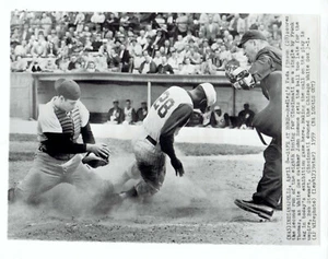 1959 Vintage Photo White Sox Johnny Romano Reds Vada Pinson Umpire Bob Stewart - Picture 1 of 2