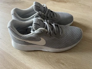 Nike Tanjun Damen Sneaker Freizeitschuh Turnschuh grau Gr 38 EU - Bild 1 von 5