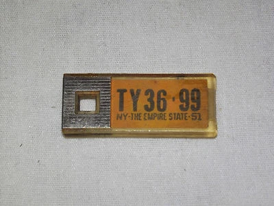 VINTAGE 1951 NEW YORK THE EMPIRE STATE DISABLED VET MINI LICENSE PLATE KEYCHAIN - Image 1 of 4
