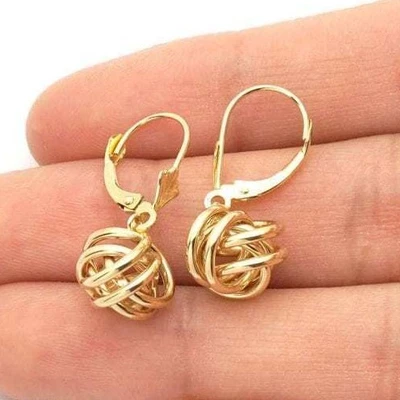 Pendientes de oro amarillo de 14 quilates con nudo de amor y palanca trasera de 10 mm Foto 1 de 4