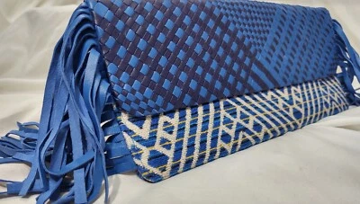 ¡Nuevo! Bolso sin asas Sam Edelman "Kathlyn" cuero/tejido textil flecos azul/blanco $168 Foto 1 de 4