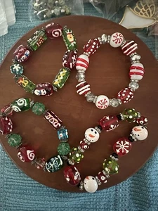 Stretch Armbänder Glaskunst Perlen Weihnachten Santa Schneemann 4er Set - Bild 1 von 1