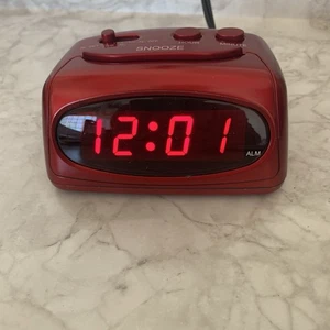 Real Essentials Digitaler Wecker rote LED - Bild 1 von 9