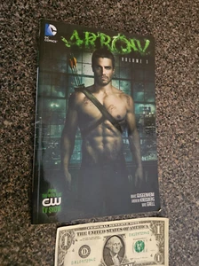 ARROW The CW TV SHOW Volume 1 DC COMICS Marc Guggenheim 1st ISSUE Graphic Novel - Picture 1 of 9