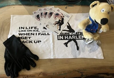 Paquete de patinaje artístico de Estados Unidos: toalla de evento, guantes, tarjetas promocionales de patinador y peluche Foto 1 de 4