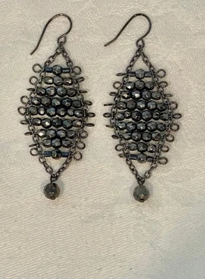 Pendientes gris grafito cuentas que brillan, cuelgan 2.5" de la parte superior del alambre con movimiento Foto 1 de 3