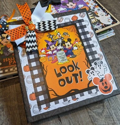 Álbum de recortes prefabricado de Halloween de Disney Foto 1 de 4