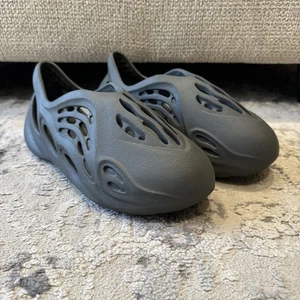 Adidas Yeezy Foam Runner Kids 'Carbon' IG5352 Gr. 2y - Bild 1 von 10