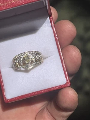 Precioso anillo de cóctel de oro de 14k con diamantes blancos y amarillos para dama. Talla 8 preciosa. Foto 1 de 4