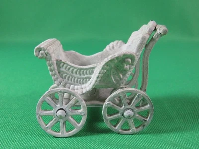 Cochecito de bebé de metal Durham de colección pintura blanca 1:12 casa de muñecas Foto 1 de 4