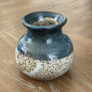 "Florero pequeño de cerámica artística de estudio esmalte moteado azul grisáceo firmado por artista 3""" - Imagen 1 de 12
