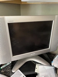 Vintage Retro Sharp Aquos 20 in LC-13B2UA LCD Color Gaming TV with Remote/Handle - Picture 1 of 4