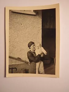 Woman with baby in her arms / photo - Picture 1 of 1
