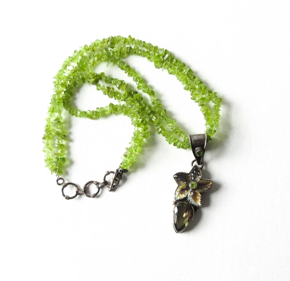 Peridot Chip Strand 项链带大号纯银贝壳花卉吊坠 — 第 1/4 张图片