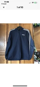 Chaqueta cortavientos Adidas Essentials tejida 3 rayas azul marino mediana EXC para hombre - Imagen 1 de 4