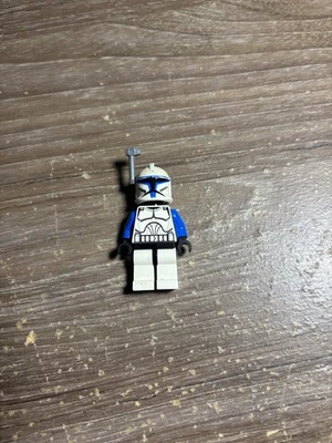 Lego Fase 1 Rex. Cabeza equivocada, sin accesorios y casco dañado. Foto 1 de 4