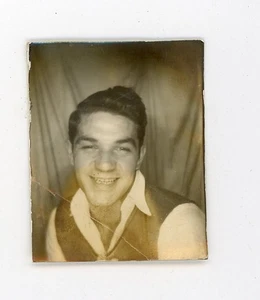Lächelnder Mann posiert in Photobooth Vintage Photo Booth - Bild 1 von 3