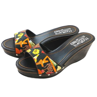 Sandalias de cuña Ferragamo con patrón floral negras talla 6,5D en caja [rango B] LTD de JP Foto 1 de 4