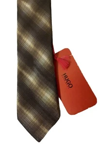 Cravatta skinny Hugo by Hugo Boss nuova con etichette 100% seta larghezza 2” marrone a quadri Made in Italy - Foto 1 di 4