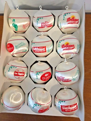 Caja de 12 adornos navideños de plástico redondos Dr. Pepper de 3" 4 logotipos diferentes Foto 1 de 4