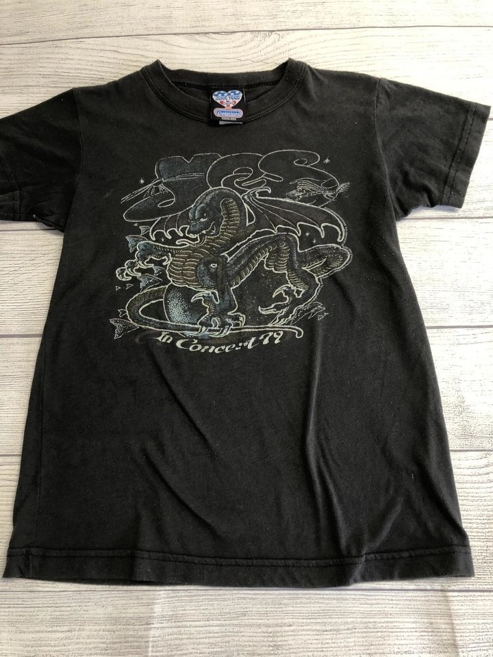 Camisa infantil Yes pequena preta em concerto 79 Dragon Tour banda rock junk food EUA - Imagem 1 de 4