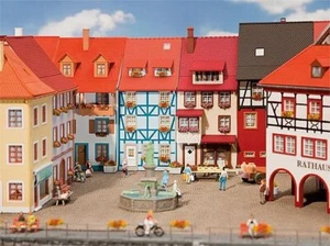 Faller 130495 2 Kleinstadthäuser mit Erker H0 neu OVP - Bild 1 von 1