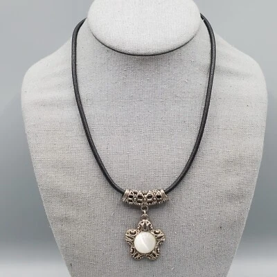 Collar CHAPS Palanca Tono Plata Colgante Blanco Centro Piedra Filigrana Flor 18" Foto 1 de 4