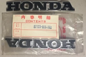 *1EA (NO CONJUNTO) FABRICANTE DE EQUIPOS ORIGINALES HONDA NUEVO DE LOTE ANTIGUO US90 EMBLEMA DEL TANQUE DE GASOLINA LADO IZQUIERDO (333B) - Imagen 1 de 2