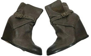 BCBG Paris ~Mujer 11B~ Botas bajas de cuero envejecido gris con hebilla decorativa. - Imagen 1 de 11