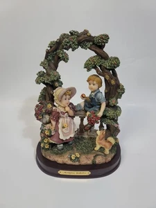 Montigiani Sammelfigur Junge & Mädchen unter Blumenbogen mit Hund selten Vintage - Bild 1 von 5