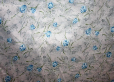 TULIPANES AZULES Y TALLOS VERDES SOBRE GRIS DE BENARTEX - TELA 100% ALGODÓN Foto 1 de 4