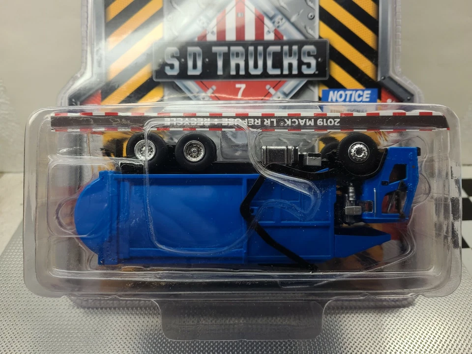 Greenlight SD Trucks Series 1 International WorkStar Dump Truck 1/64 Scale Model - Green (45010)