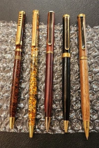 Lotto 5 penne e matite meccaniche vintage legno poli senza marchio sfera P37 - Foto 1 di 13