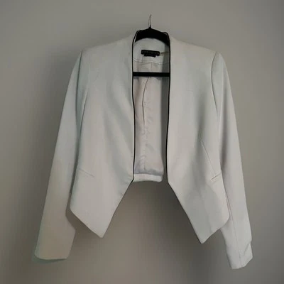 Blazer corto ALICE AND OLIVIA blanco con ribete negro, talla 4 Foto 1 de 4
