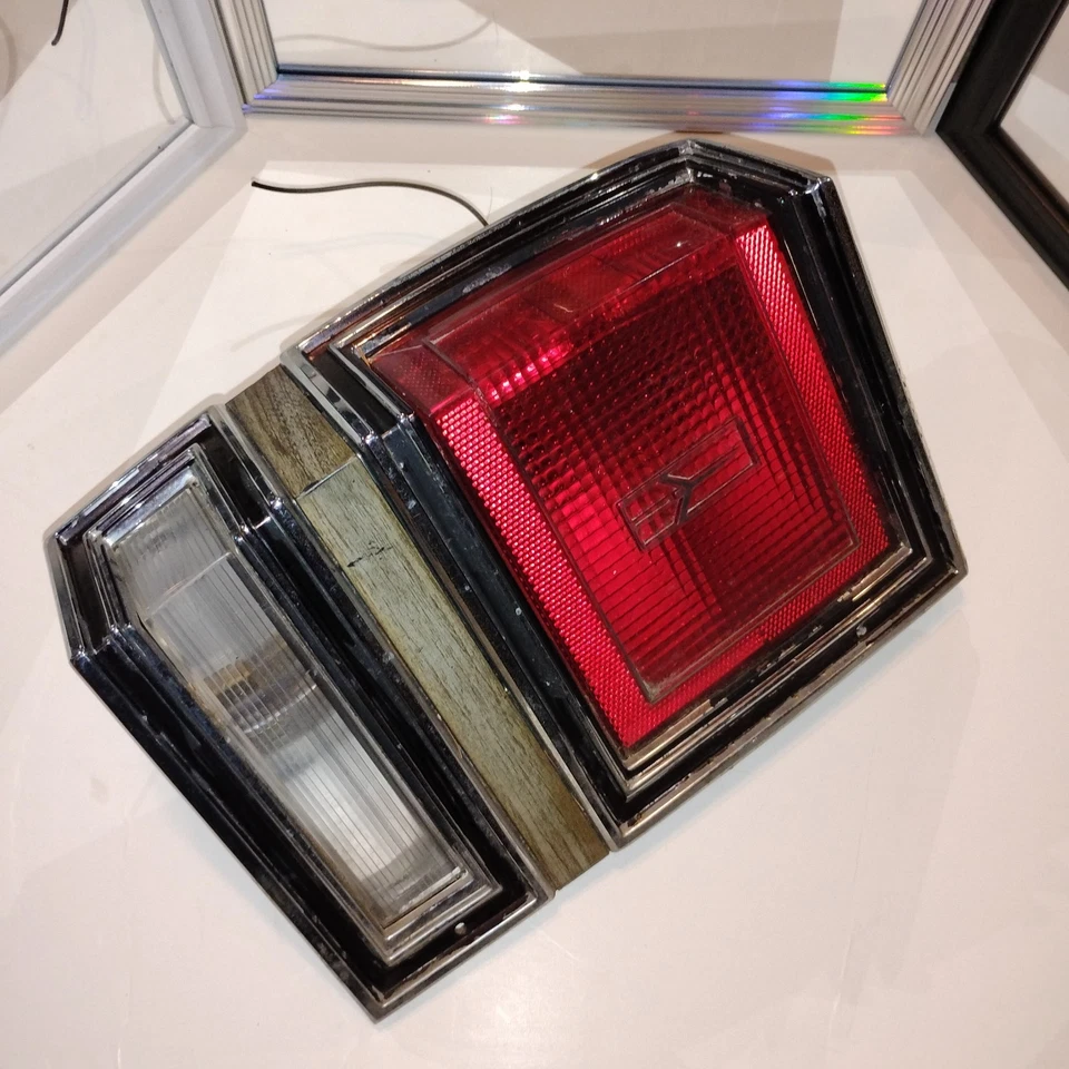 LUZ TRASERA - Oldsmobile Custom Cruiser Wagon 1986 - LR (LADO DEL CONDUCTOR) Foto 1 de 4