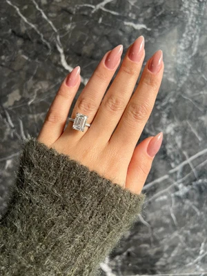 Anillo de compromiso de diamantes cultivados de laboratorio con claridad VVS1 color E talla esmeralda de 6,35 quilates Foto 1 de 4