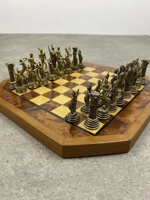 echiquier Avec Plateau En Bois d’olivier Et pièces plomb – Mythologie grecque - Photo 1/4