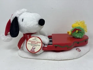 Hallmark Swingin’ With Snoopy Animated Plush Works Peanuts Woodstock Piano. Navidad - Imagen 1 de 7