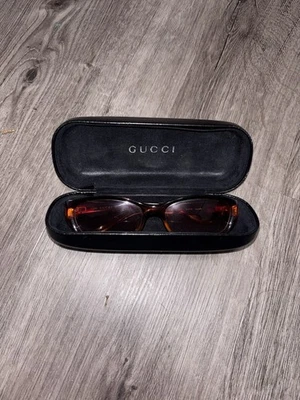 Óculos de sol Gucci autêntico em uma armação marrom tartaruga com estojo original Gucci. - Imagem 1 de 4