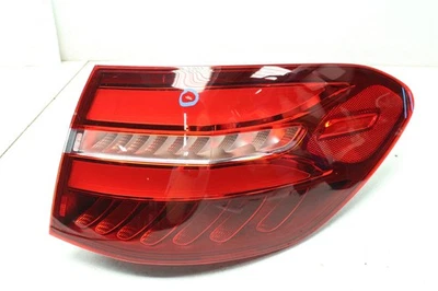 Conjunto de luz trasera derecha para pasajero Mercedes-Benz C43 AMG 2018 FABRICANTE DE EQUIPOS ORIGINALES 17-20  Foto 1 de 4