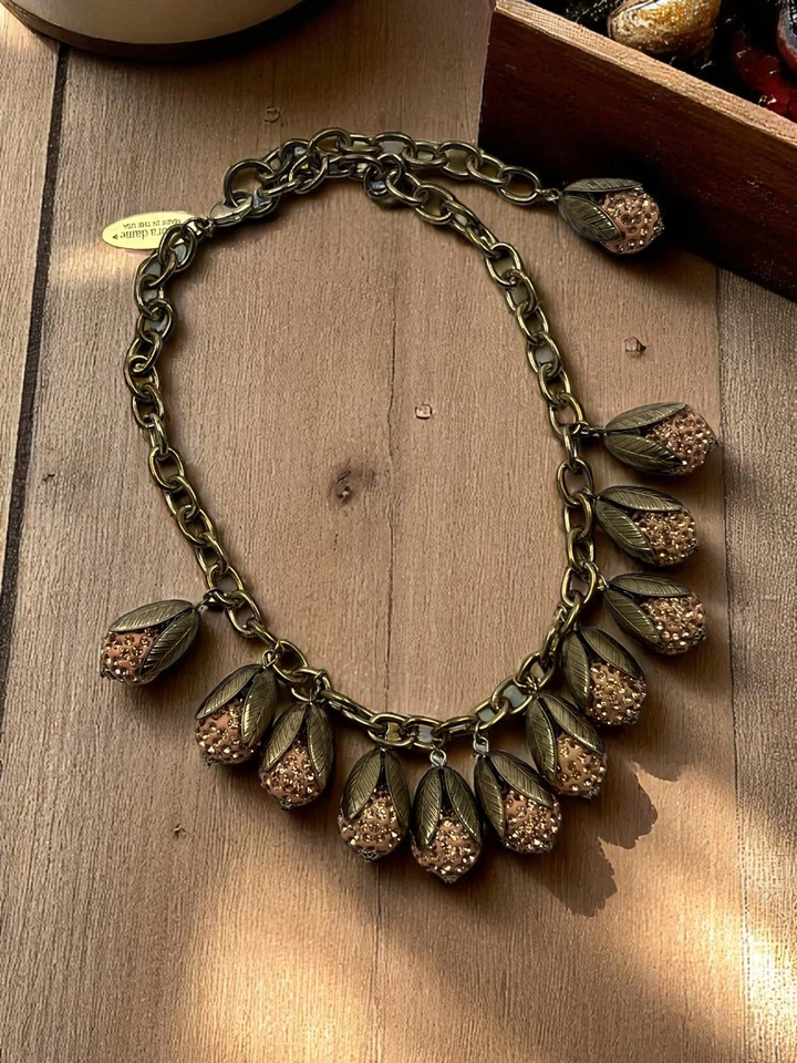 Collar llamativo tono dorado brote flor cristal LENORA DAME $140 Foto 1 de 4