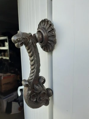 Rare Ancien Heurtoir. Marteau De Porte  1450Grs. 19 Cms.Fonte De Fer.Mythologie. - Photo 1/4