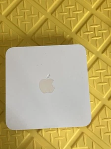 Apple AirPort Time Capsule 2TB 4th generation Model A1409 802.11n WiFi router - Picture 1 of 4