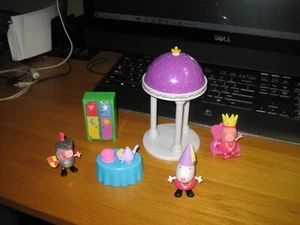 LOTTO/GAZEBO PEPPA PIG PRINCIPESSA CASTELLO/PICNIC GEORGES CAVALIERI TEA PARTY - Foto 1 di 5