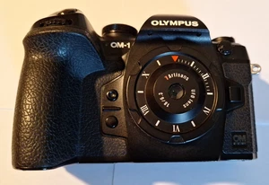 OM SYSTEM OM-1 20,4MP Spiegellose Systemkamera - 7Artisans UFO 18/6.3 - Bild 1 von 6