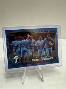 2024 Topps Series 1: PHILADELPHIA PHILLIES Team Card Blue Foil /999 #126 - Bild 1 von 3