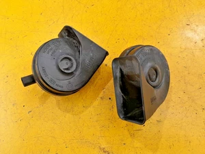 2007 BMW E85 E86 Z4 2.5i 2 x HORN SET PAIR 7184480 OEM GENUINE - Picture 1 of 6