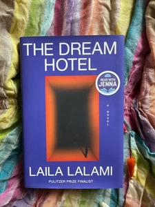 The Dream Hotel’ von Laila Lalami HC, 2025 1. Auflage. Wie neu. Lesen mit Jenna - Bild 1 von 4