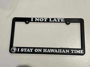 Placa de licencia de T&C Surf Designs Town & Country I NOT LATE ME STAY ON HAWAIIAN TIME - Imagen 1 de 2