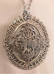 Ravissant collier pendentif agneau de Dieu avec bordure tourbillonnante en filigrane argenté - Photo 1/1